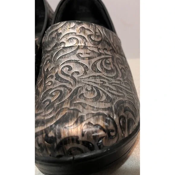 Easy Works by Easy Street Womens Slip Resistant Clogs Embossed Scroll 9M Black - Picture 4 of 9